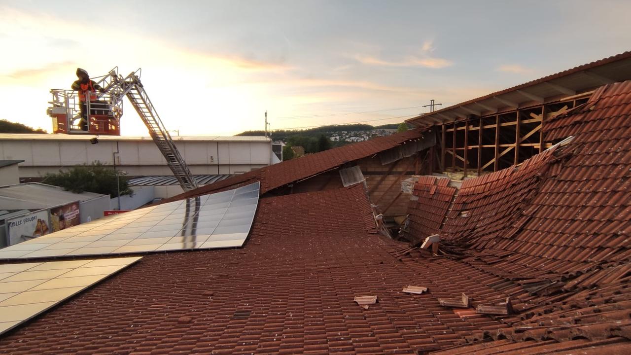 Zwei Schwerverletzte bei Einsturz von Supermarktdach
