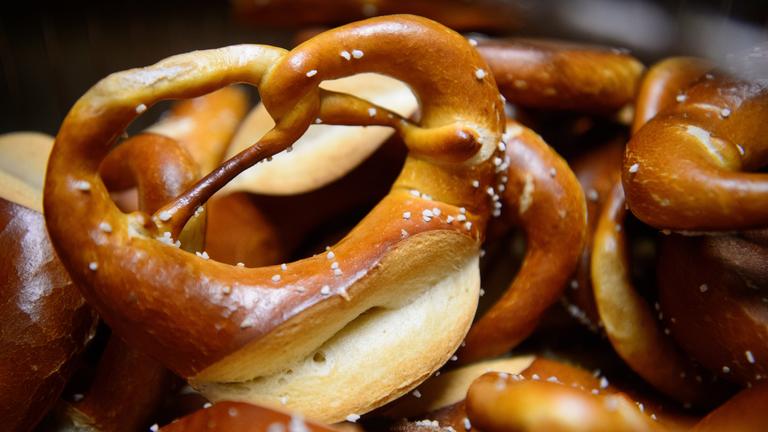 Mehrere frische Laugenbrezeln