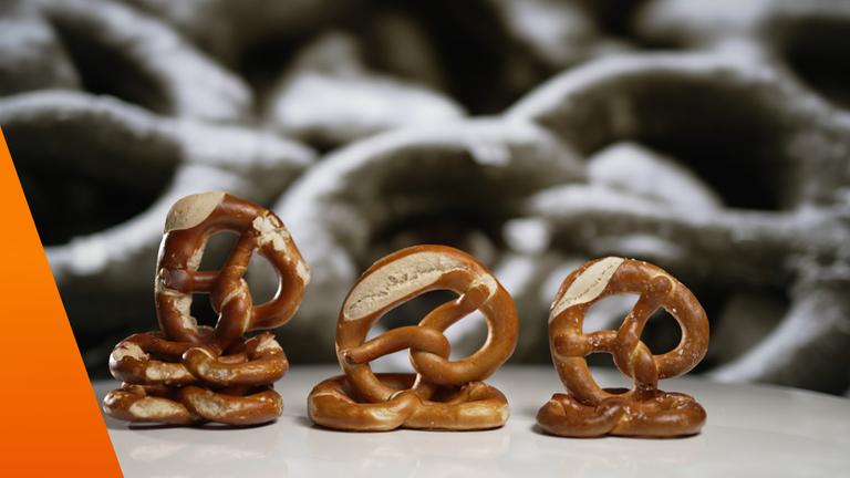 Sechs Laugenbrezel stehen auf dem Tisch