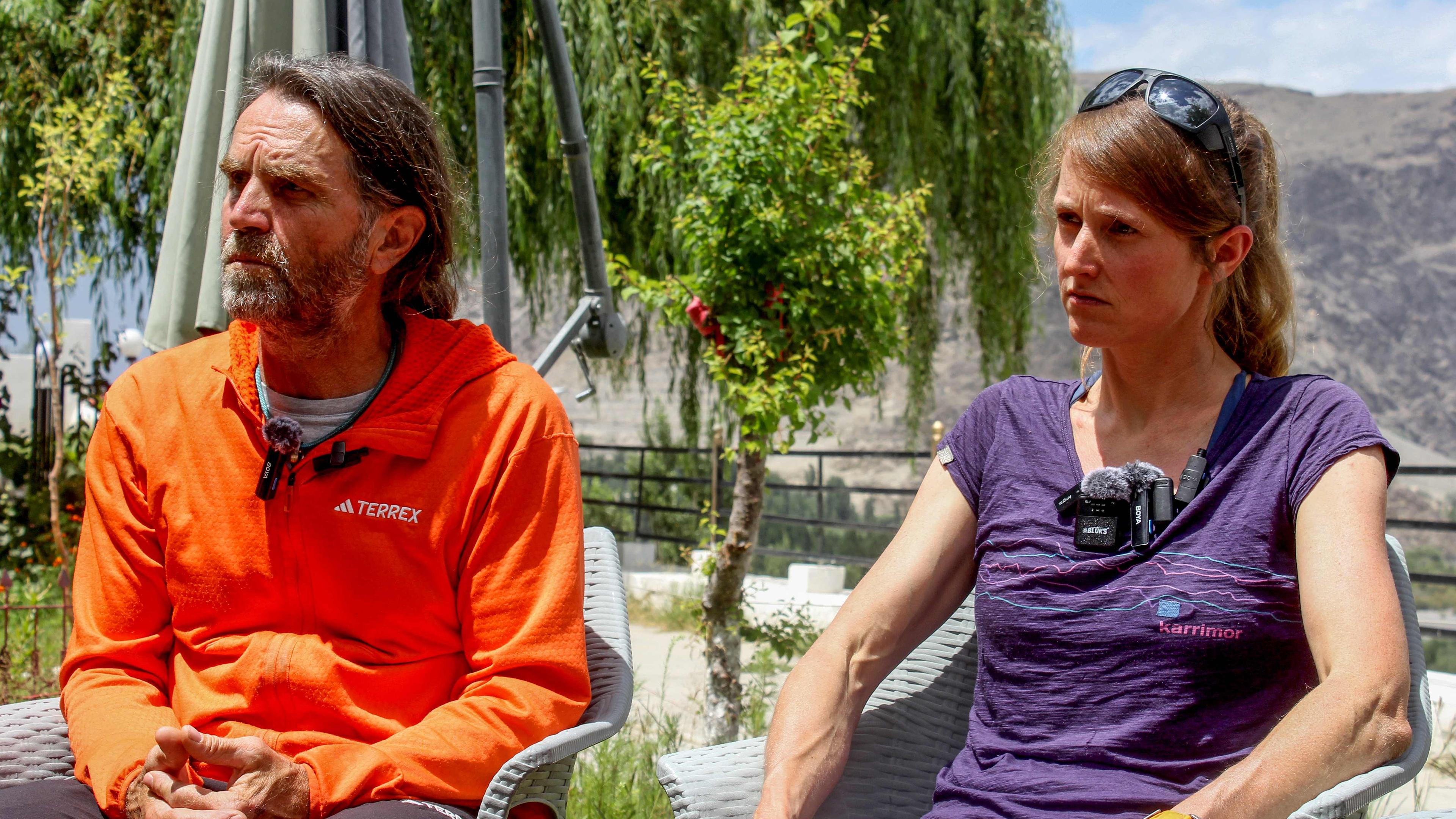 Marina Eva, Bergsteigerpartnerin der deutschen Biathlon-Olympiasiegerin Laura Dahlmeier, schaut am 31. Juli 2025 zusammen mit dem Rettungsteammitglied Thomos Huber in Skardu in der pakistanischen Bergregion Gilgit-Baltistan einer Pressekonferenz zu.