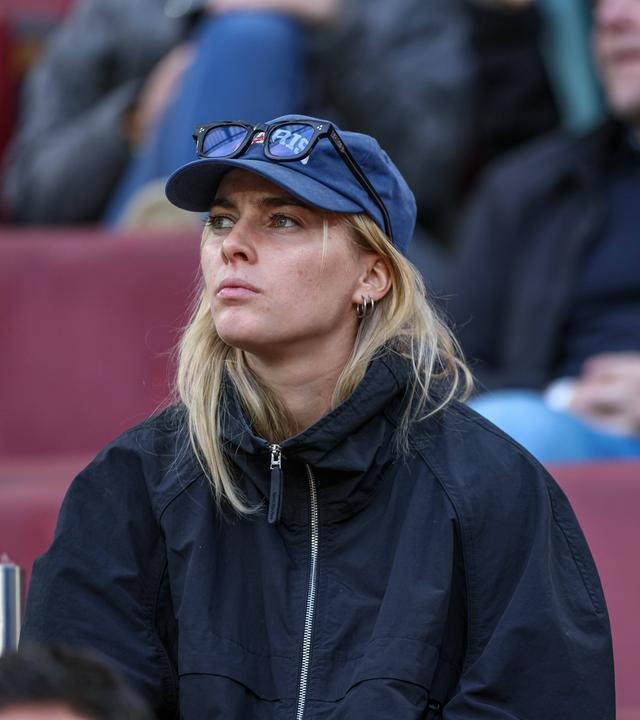 Laura Freigang auf der Tribüne beim Spiel Deutschland gegen Norwegen.