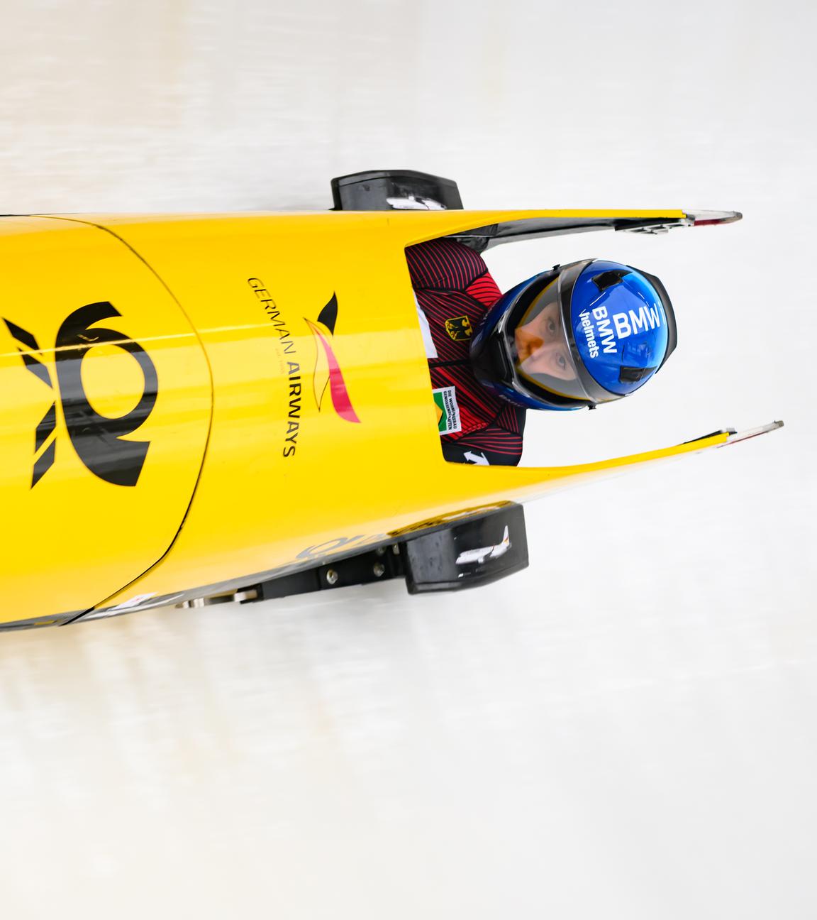 Die deutsche Bobsportlerin Laura Nolte sitzt in Aktion in ihrem Monobobrennen im Eiskanal in Winterberg