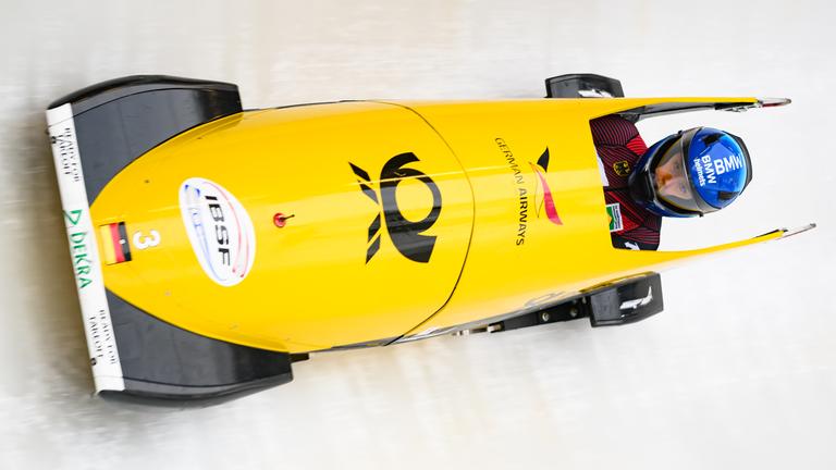 Die deutsche Bobsportlerin Laura Nolte sitzt in Aktion in ihrem Monobobrennen im Eiskanal in Winterberg