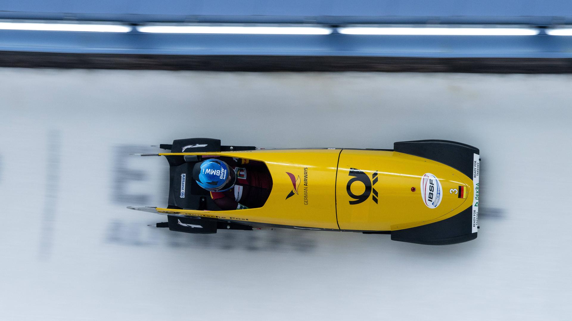 Die deutsche Bobfahrerin Laura Nolte schießt mit ihrem Monobob bei IBSF Bob Weltcup in Altenberg durch den Eiskanal