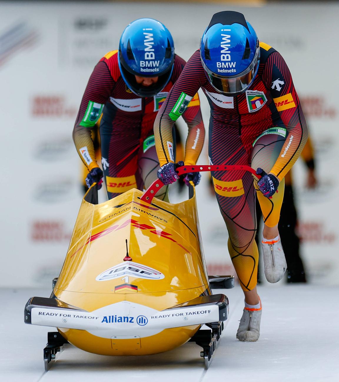 Laura Nolte und Deborah Levi laufen zusammen mit dem Zweier-Bob für einen Lauf an.