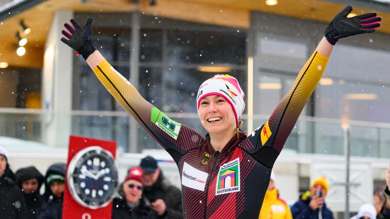 Dei deutsche Bobsportlerin Laura Nolte jubelt nach ihrem Monobobsieg in Winterberg