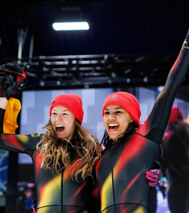 Die Olympiasiegerinnen Laura Nolte und Levi Deborah.