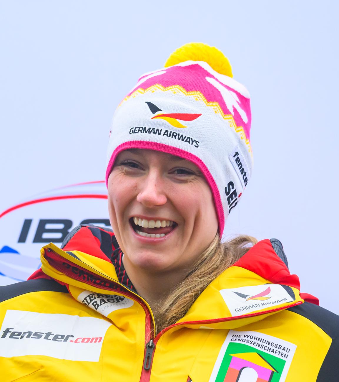 Mit dem Pokal in der Hand bejubelt die deutsche Bobfahrerin Lauta Nolte in Altenberg den Weltcup-Gesamtsieg im Monobob