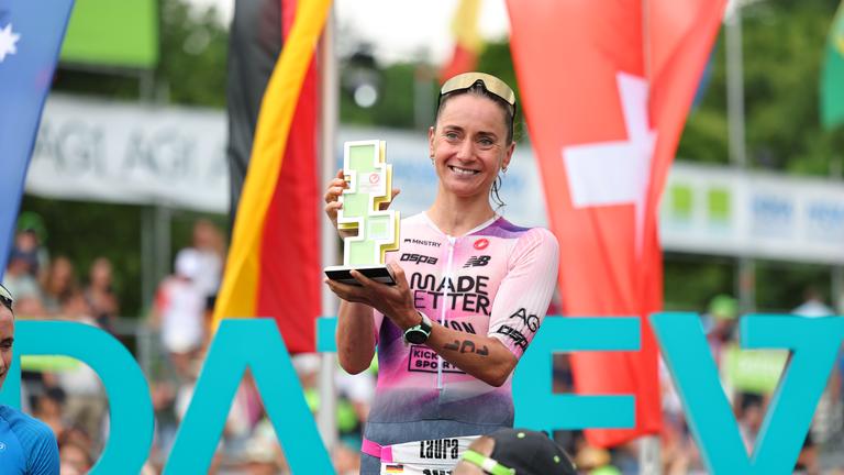Die deutsche Triathletin Laura Philipp jubelt über ihren Sieg am 06.07.2025.