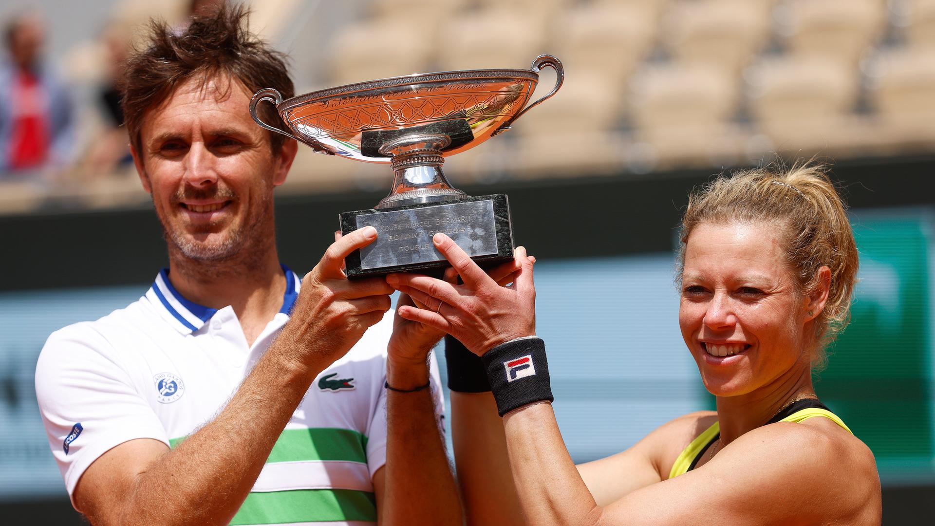 Laura Siegemund und Edouard Roger-Vasselin feiern den Sieg im Finale des gemischten Doppels der French Open am 06.06.2024.