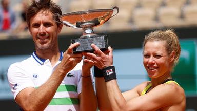 Laura Siegemund und Edouard Roger-Vasselin feiern den Sieg im Finale des gemischten Doppels der French Open am 06.06.2024.