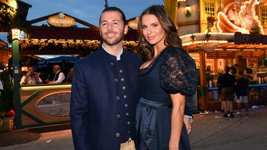 Riccardo Basile und Laura Wontorra beim Almauftrieb in der Käfer Wiesn Schänke auf dem 191. Oktoberfest 2026 auf der Theresienwiese.