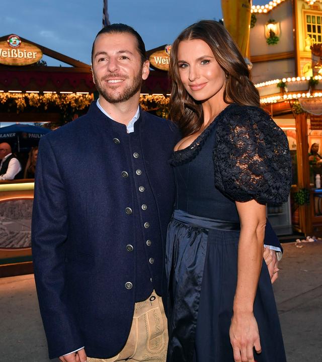 Riccardo Basile und Laura Wontorra beim Almauftrieb in der Käfer Wiesn Schänke auf dem 191. Oktoberfest 2026 auf der Theresienwiese.