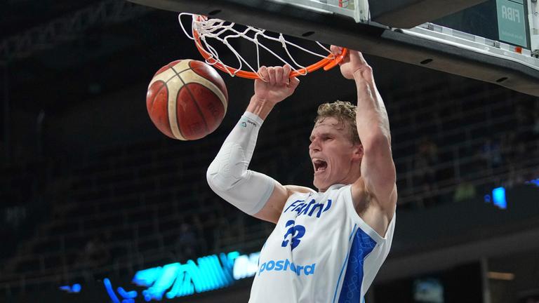 Finnlands Lauri Markkanen punktet im EM-Viertelfinale gegen Georgien in der Riga Arena, Lettland, am Mittwoch, 10. Sept. 2025.