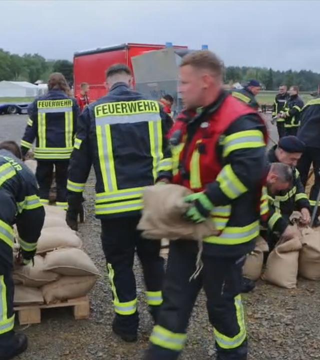 Einsatzkräfte trainieren in der Lausitz für den Ernstfall eines extremen Unwetters oder Hochwassers.