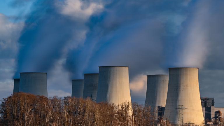 Wasserdampf steigt aus den Kühltürmen des Braunkohlekraftwerks Jänschwalde der Lausitz Energie Bergbau AG (LEAG). 