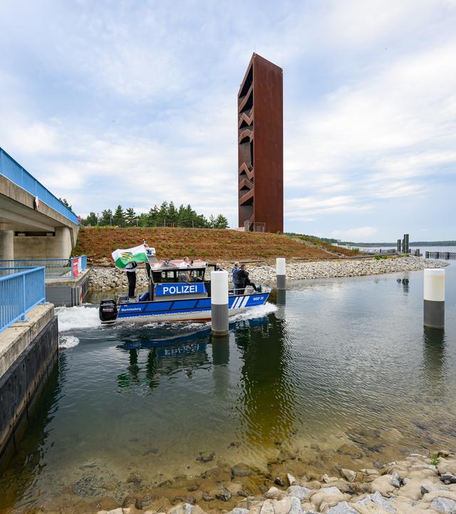 Ein Polizeiboot an einem Kanalübergang zu einem der Seen.