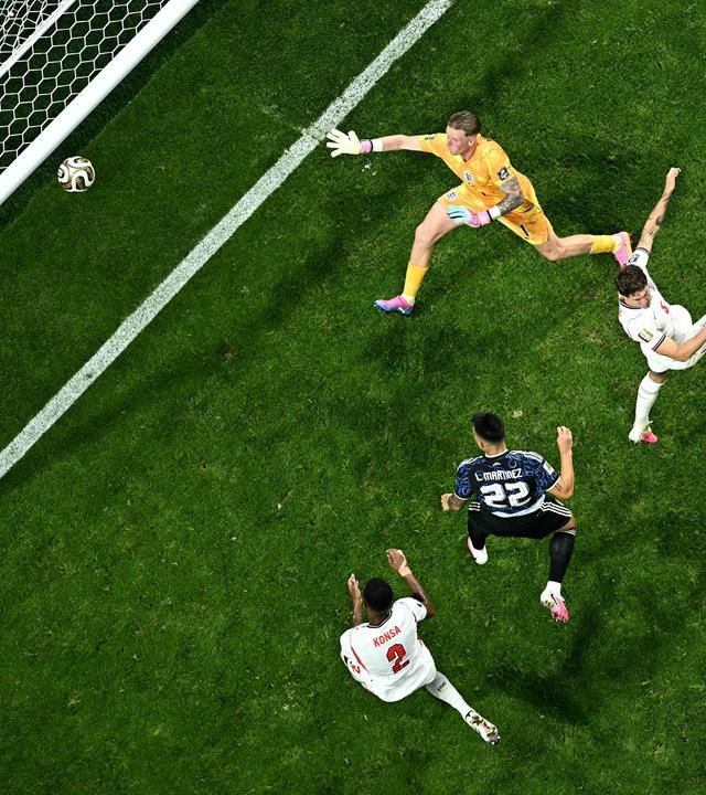 Das 2:1-Siegtor des Argentiniers Lautaro Martinez im WM-Halbfinale gegen England Englands Torwart Jordan Pickford aus der Vogelperspektive.
