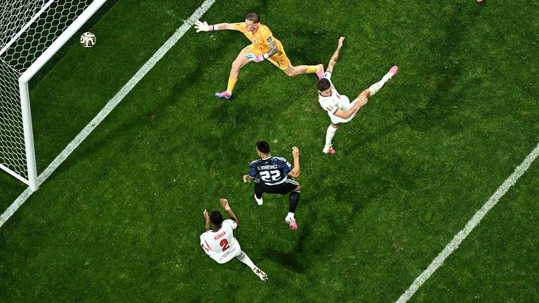 Das 2:1-Siegtor des Argentiniers Lautaro Martinez im WM-Halbfinale gegen England Englands Torwart Jordan Pickford aus der Vogelperspektive.