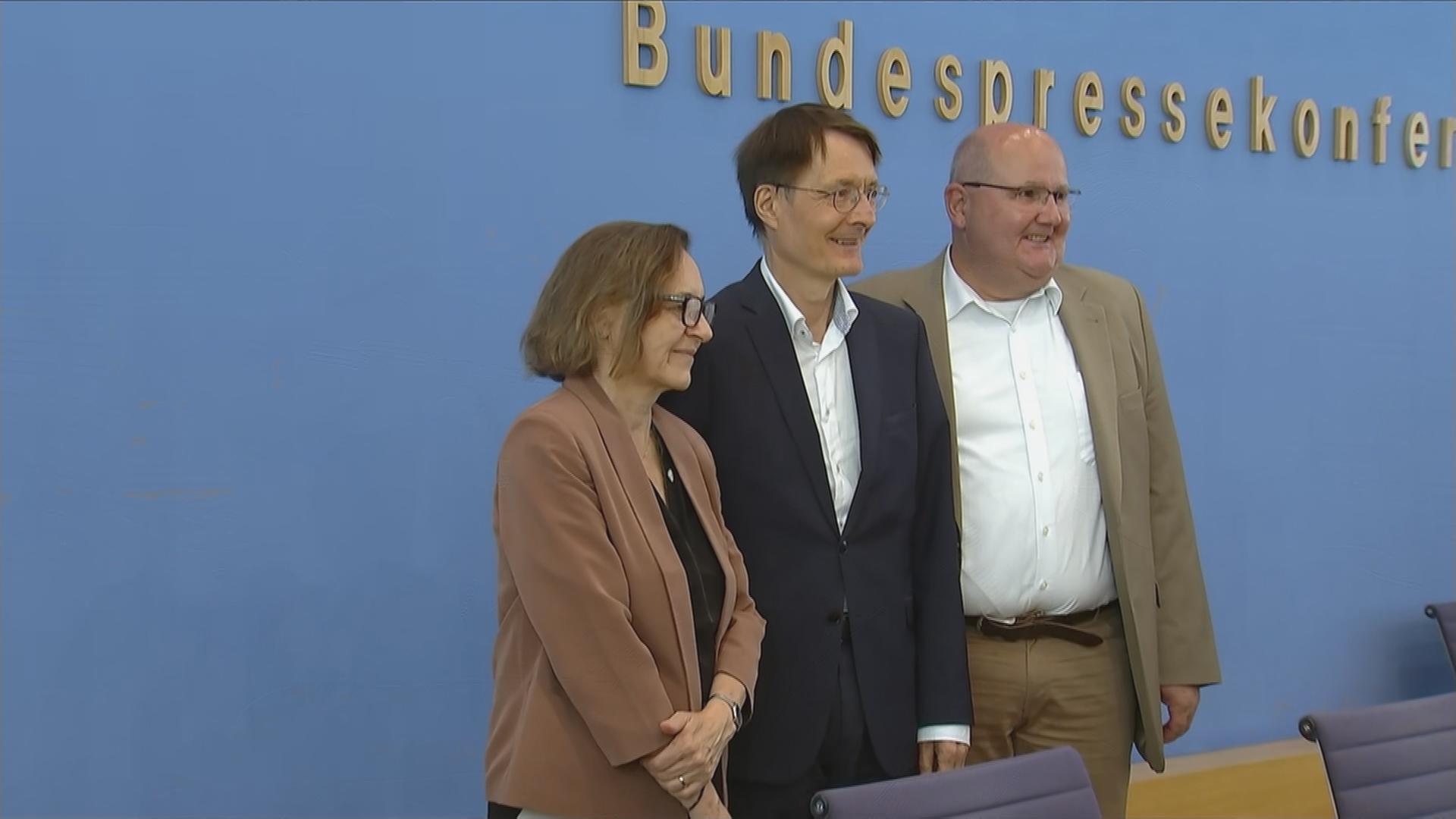 Auf dem Bild ist Karl Lauterbach bei einer Pressekonferenz zu sehen.