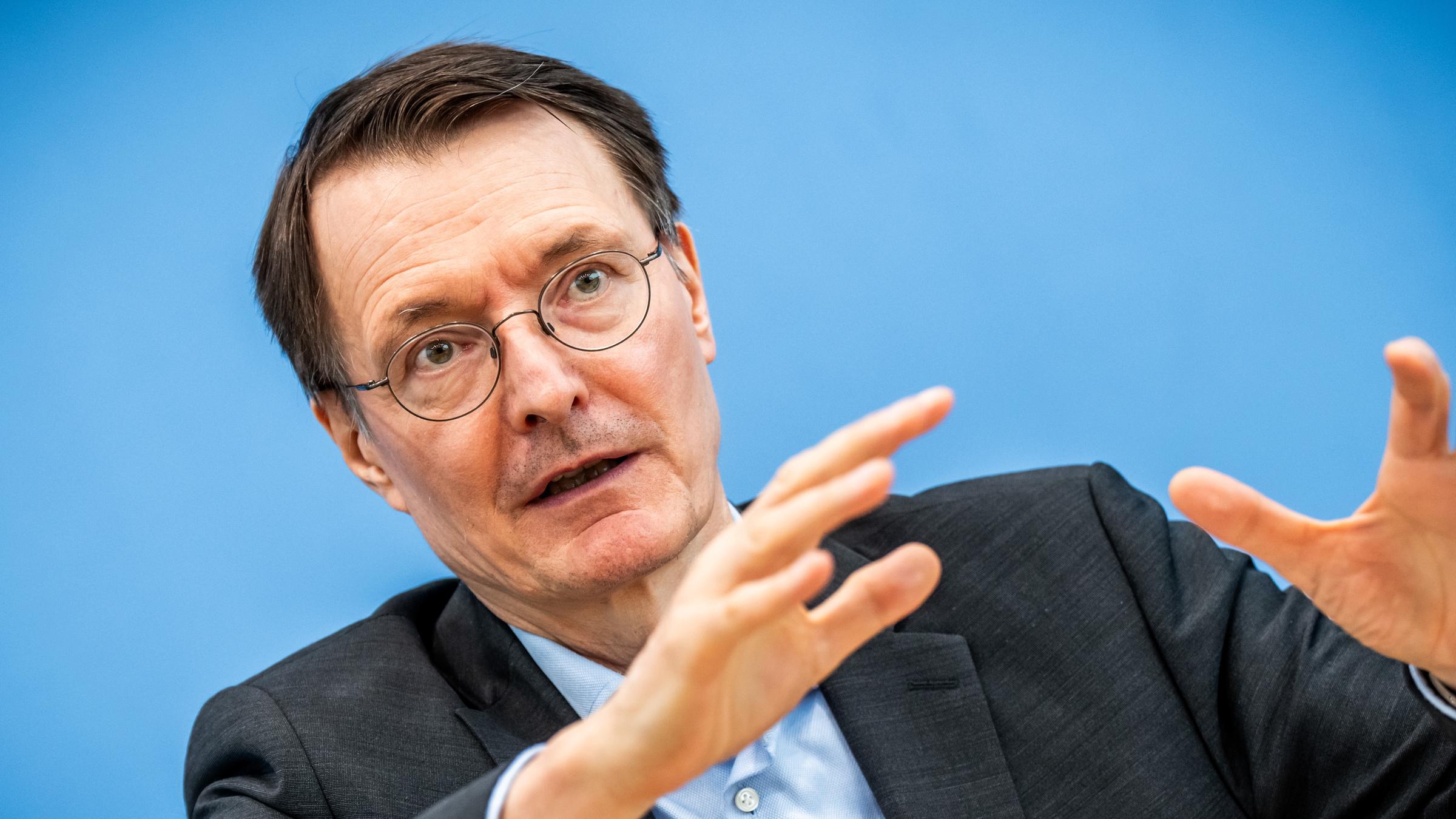 Bundesgesundheitsminister Karl Lauterbach bei einer Pressekonferenz in Berlin