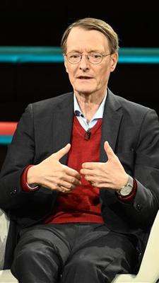 Es ist Karl Lauterbach zu sehen. Er sitzt im Studio der Talkshow "Lanz" auf seinem Sitzplatz und spricht