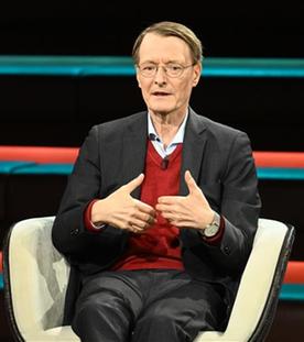 Es ist Karl Lauterbach zu sehen. Er sitzt im Studio der Talkshow "Lanz" auf seinem Sitzplatz und spricht