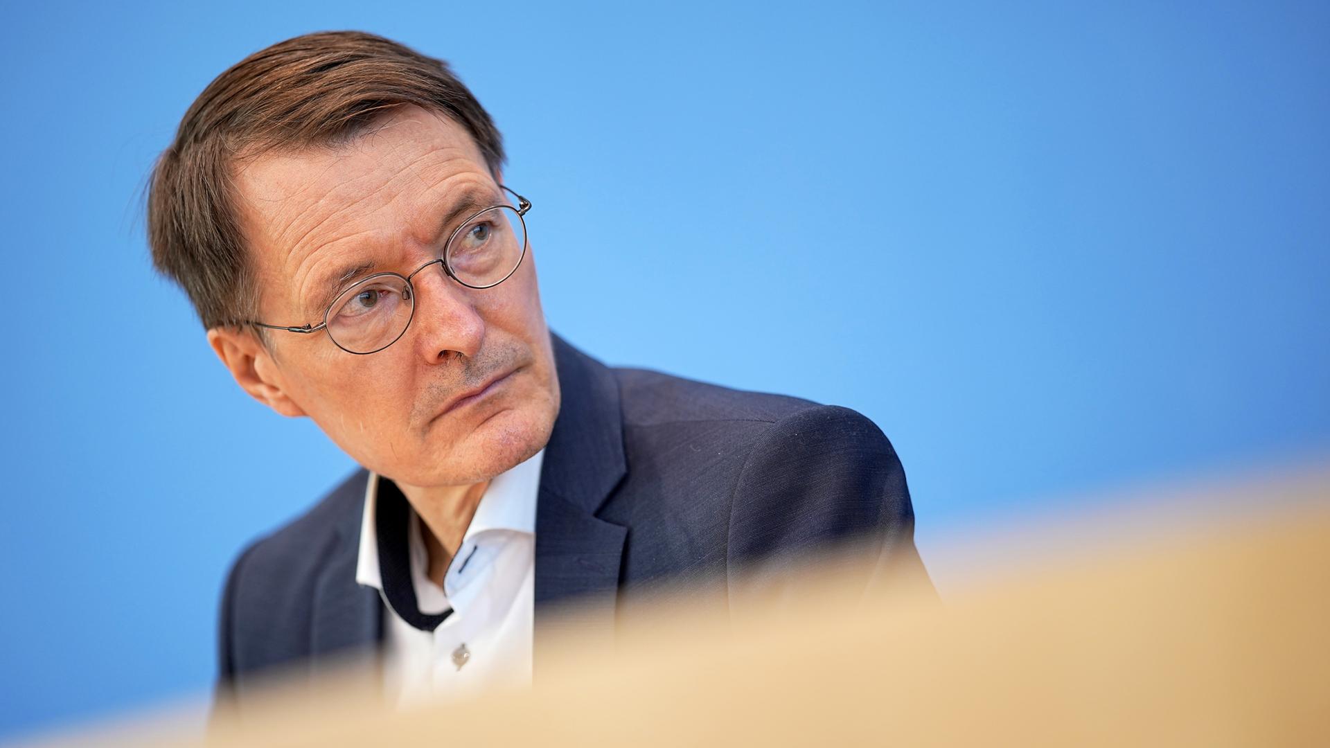 Bundesgesundheitsminister Lauterbach gibt einen Ausblick zum Sommer und Herbst mit Corona.