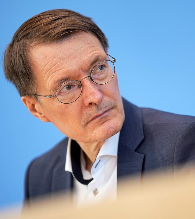 Bundesgesundheitsminister Lauterbach gibt einen Ausblick zum Sommer und Herbst mit Corona.