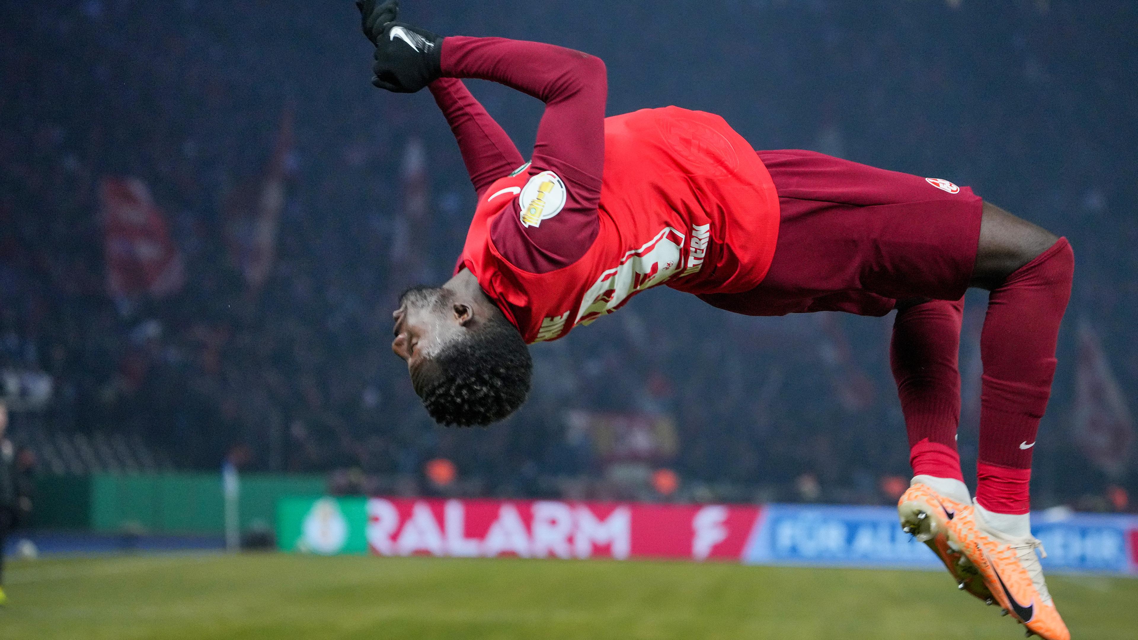 Hertha BSC - 1. FC Kaiserslautern: Richmond Tachie vom FCK bejubelt seinen Treffer zum 0:2