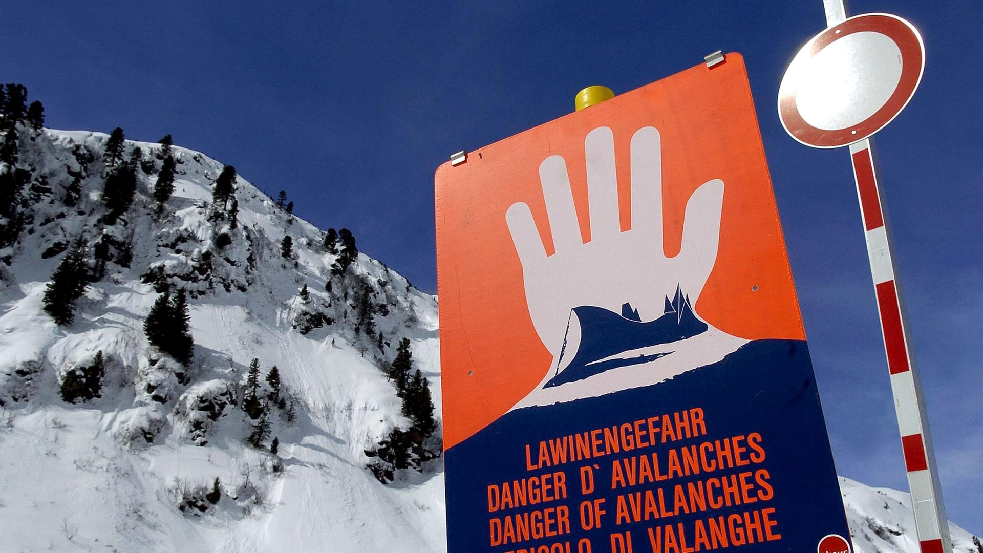 Ein Lawinenwarnschild am Arlberg in St. Christoph.