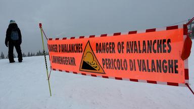 Ein Banner weist im fränzösischen Les Carroz D'araches auf hohe Lawinengefahr hin.