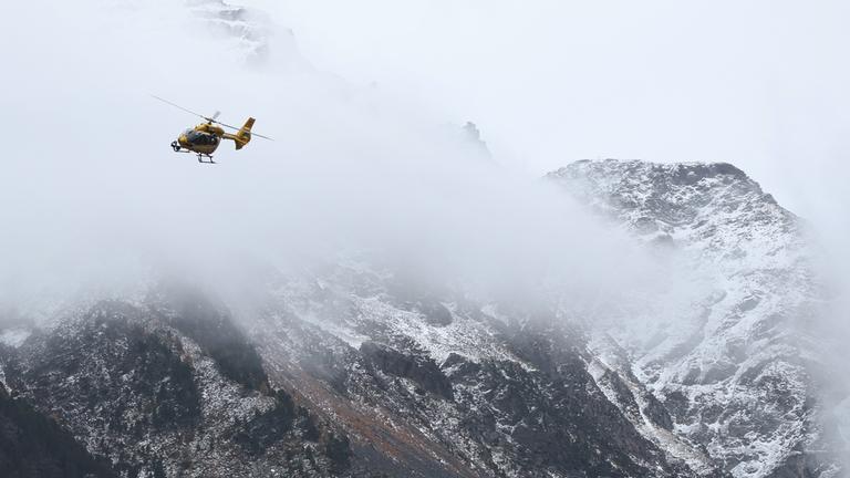 Ein Hubschrauber der Bergrettung landet vor Bergrettern. Nach dem Tod von mindestens drei deutschen Bergsteigern bei einem Lawinenunglück am 02.11.2025 in Südtirol ist die Suche nach zwei Vermissten wieder aufgenommen worden.