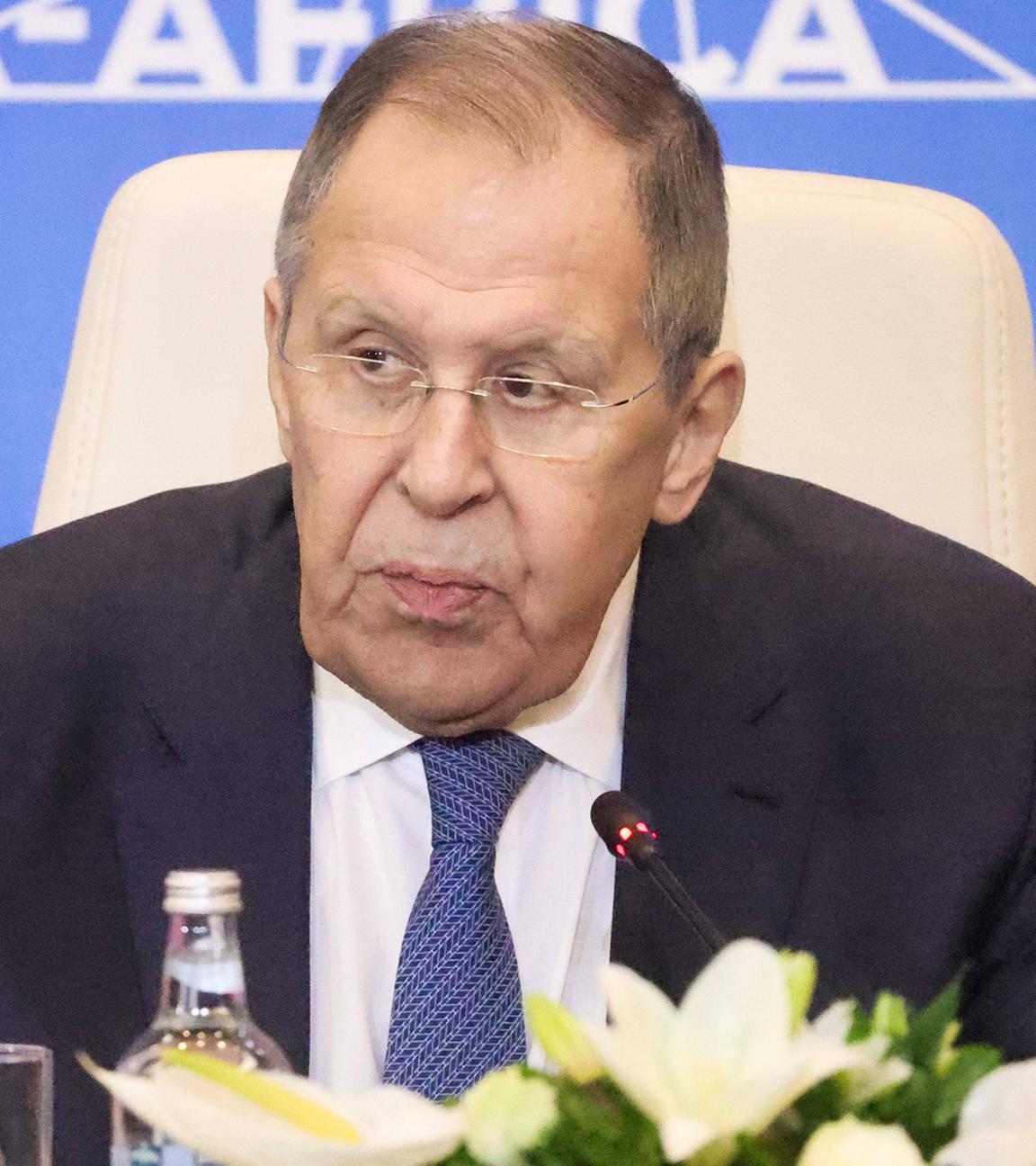 Russlands Außenminister Sergej Lawrow nimmt im Rahmen der zweiten Ministerkonferenz des Russland-Afrika-Partnerschaftsforums an einer Pressekonferenz in Kairo, Ägypten, teil.