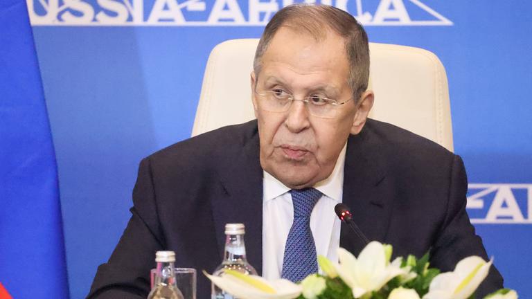 Russlands Außenminister Sergej Lawrow nimmt im Rahmen der zweiten Ministerkonferenz des Russland-Afrika-Partnerschaftsforums an einer Pressekonferenz in Kairo, Ägypten, teil.