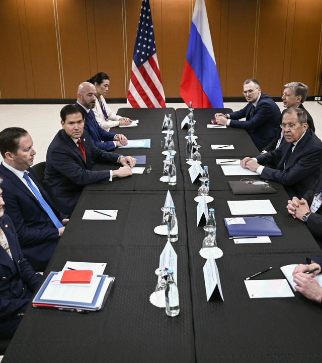 23.07.2026, Philippinen, Pasay: Der russische Außenminister Sergej Lawrow (M, r) nimmt am Rande des Außenministertreffens der südostasiatischen Staatengemeinschaft Asean an einem Treffen mit dem US-Außenminister Marco Rubio (M, l) teil.