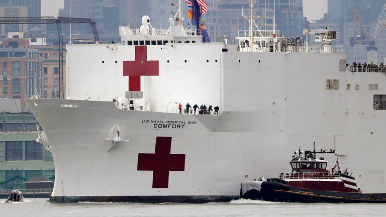Das Lazarettschiff «USNS Comfort» der US-amerikanischen Marine kommt im Hafen von New York City an. (Archivbild)