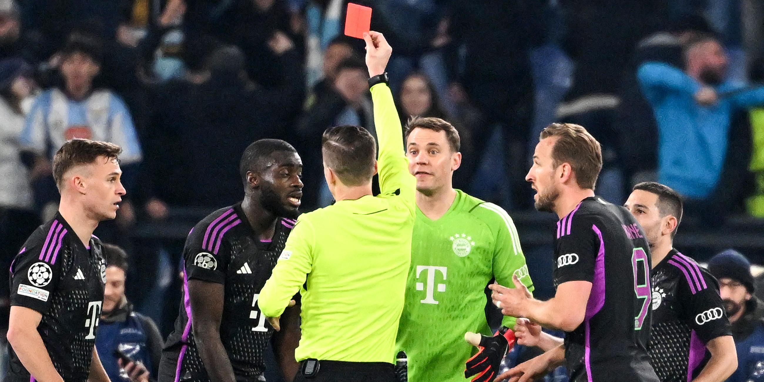 Schiedsrichter Francois Letexier aus Frankreich zeigt Münchens Dayot Upamecano (2.v.l.) die rote Karte, Münchens Joshua Kimmich (l-r), Münchens Torhüter Manuel Neuer und Münchens Harry Kane protestieren.
