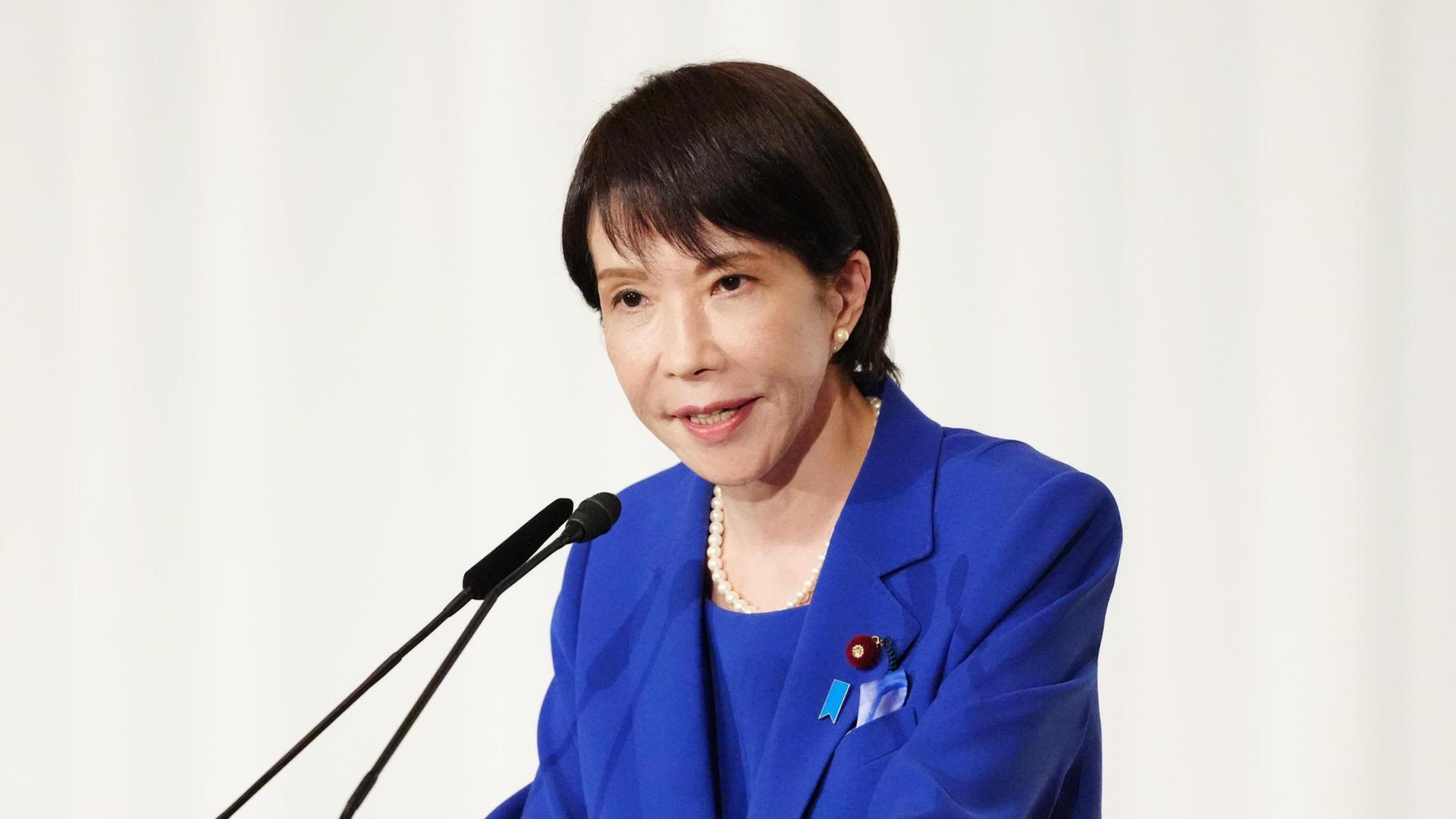 Die neu gewählte Vorsitzende der Liberaldemokratischen Partei, Sanae Takaichi, hält am 04.10.2025 im Hauptquartier der japanischen Regierungspartei in Tokio eine Pressekonferenz ab, nachdem sie zuvor am selben Tag die Wahl zur Parteivorsitzenden gewonnen hatte.