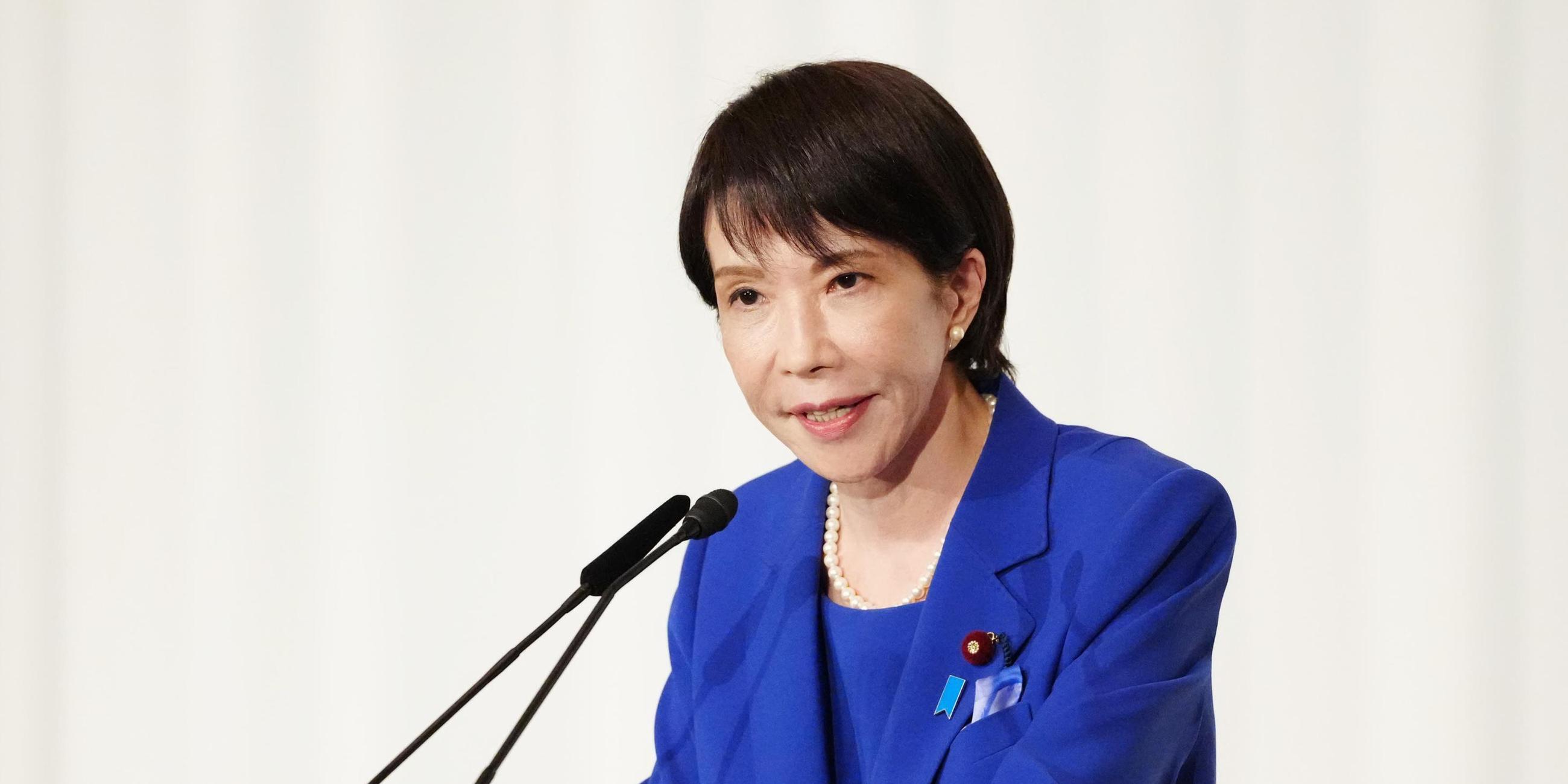 Die neu gewählte Vorsitzende der Liberaldemokratischen Partei, Sanae Takaichi, hält am 04.10.2025 im Hauptquartier der japanischen Regierungspartei in Tokio eine Pressekonferenz ab, nachdem sie zuvor am selben Tag die Wahl zur Parteivorsitzenden gewonnen hatte.