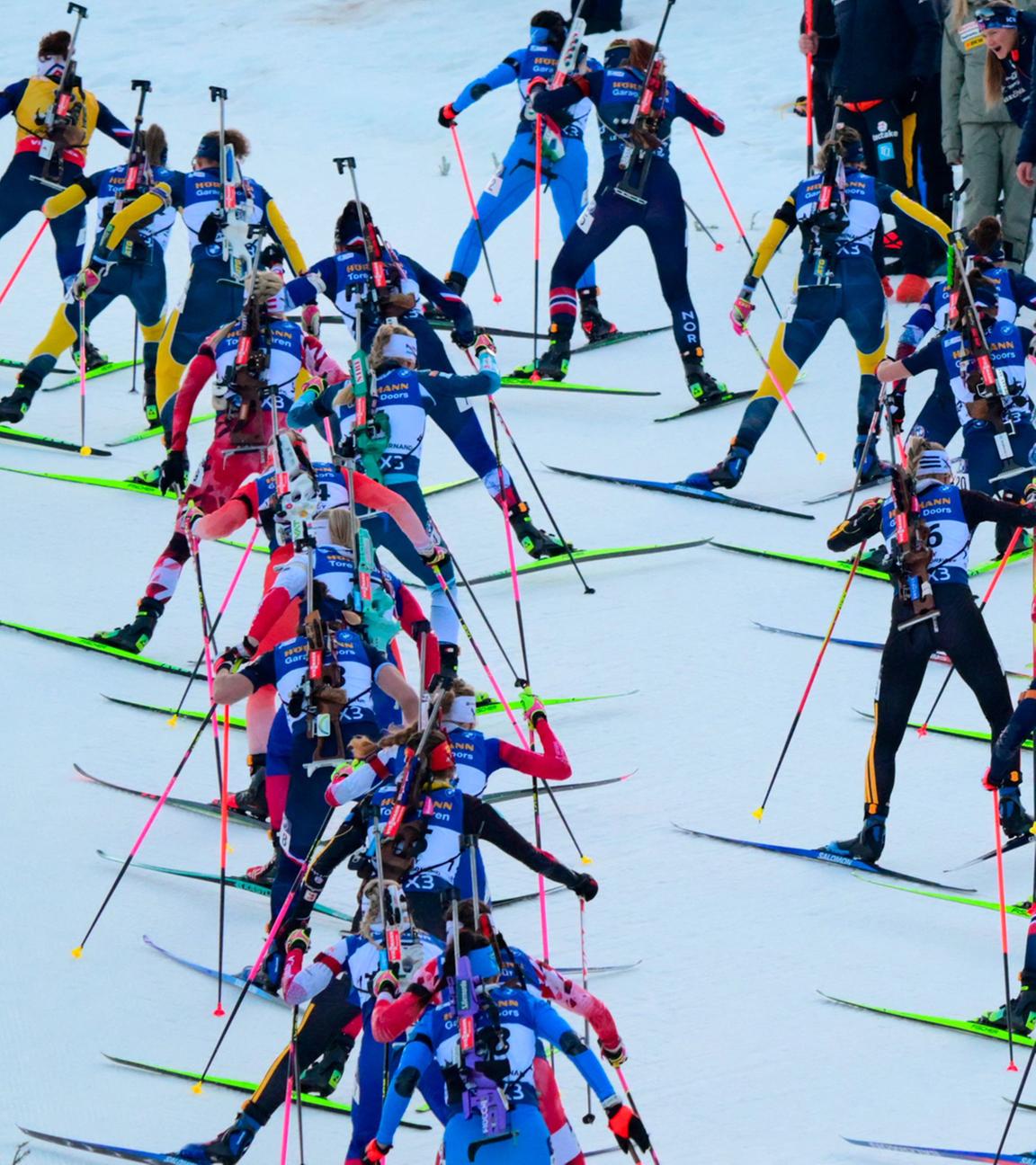 Biathletinnen im 12,5-km-Massenstart beim IBU-Biathlon-Weltcup nahe Annecy.