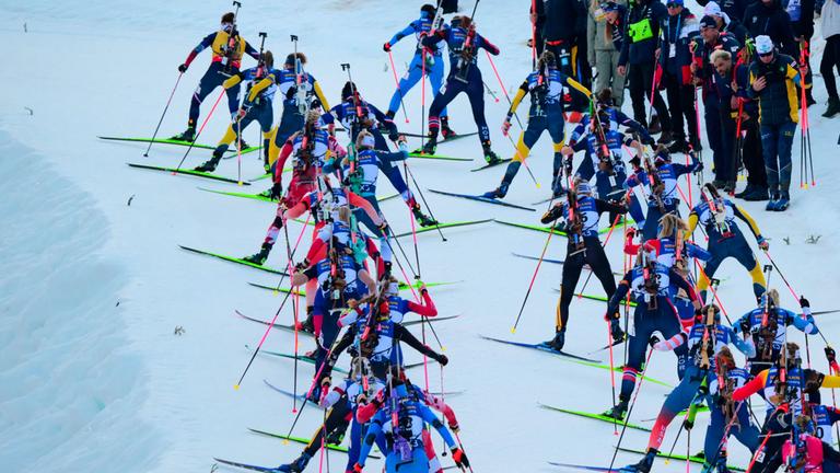 Biathletinnen im 12,5-km-Massenstart beim IBU-Biathlon-Weltcup nahe Annecy.