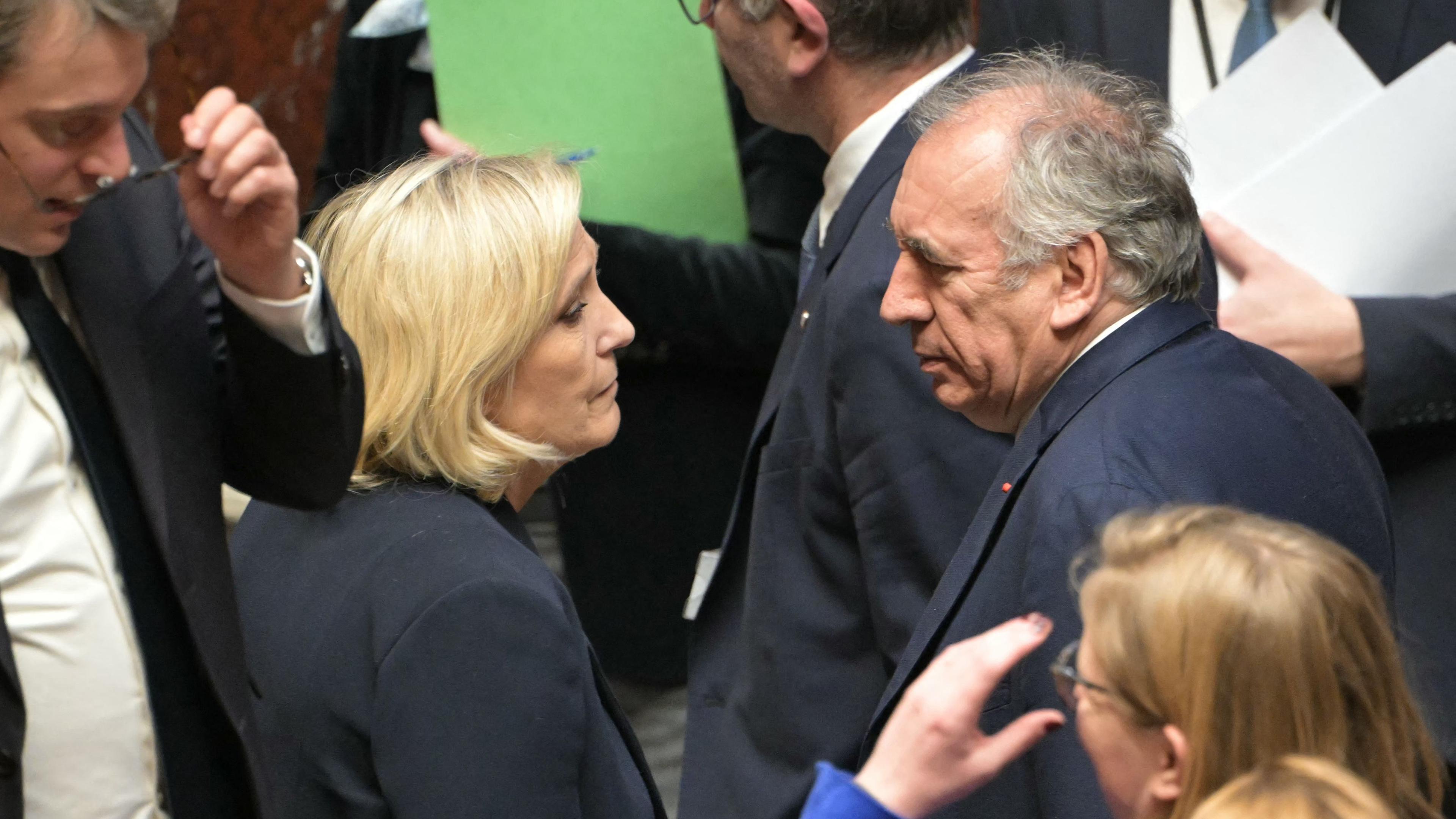 Marine Le Pen (links) und der französische Premierminister Bayrou im französischen Parlament.
