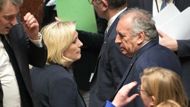 Marine Le Pen (links) und der französische Premierminister Bayrou im französischen Parlament.