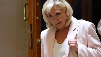Paris: Marine Le Pen, Vorsitzende der Fraktion des Rassemblement National, verlässt nach der Urteilsverkündung in ihrem Berufungsverfahren den Gerichtssaal in der französischen Hauptstadt