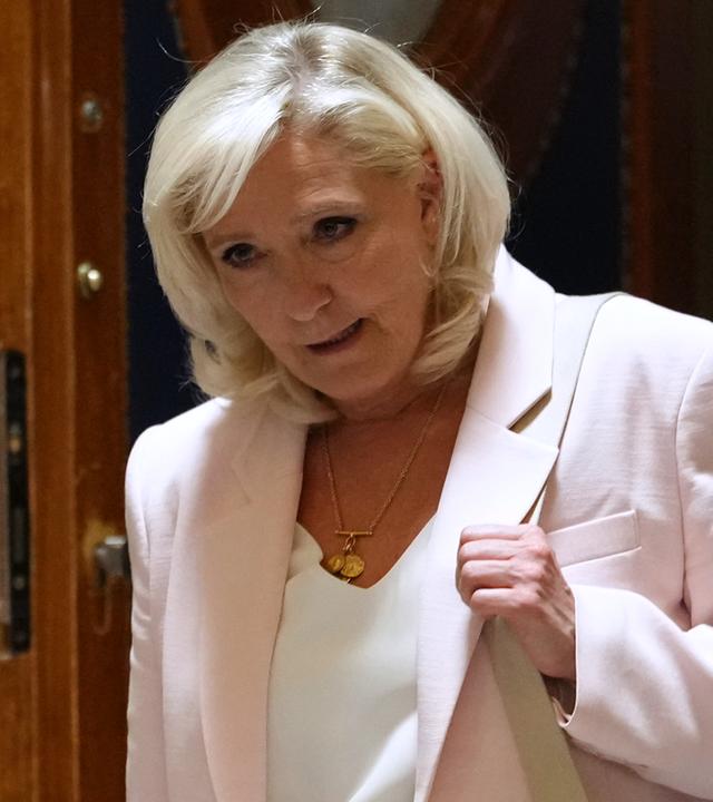 Paris: Marine Le Pen, Vorsitzende der Fraktion des Rassemblement National, verlässt nach der Urteilsverkündung in ihrem Berufungsverfahren den Gerichtssaal in der französischen Hauptstadt