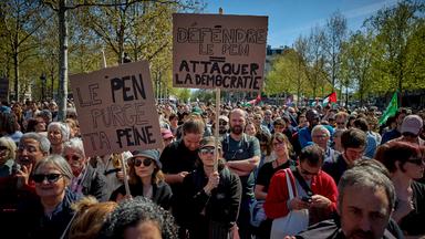 Demonstranten halten Plakate mit der Aufschrift "Le Pen, verbüße deine Strafe" und "Le Pen verteidigen = Demokratie angreifen" hoch.