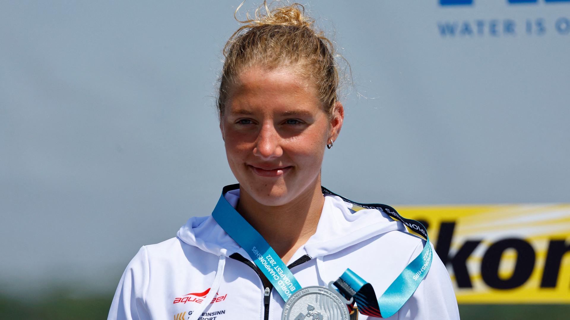 Lea Boy zeigt ihre Silbermedaille