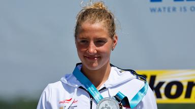 Lea Boy zeigt ihre Silbermedaille