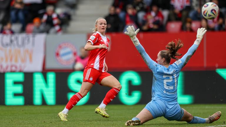 Lea Schüler schießt den Ball an Luisa Palmen vorbei Richtung Tor